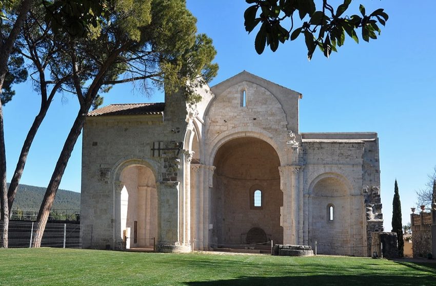Antigua canónica de Santa Maria de Besalú